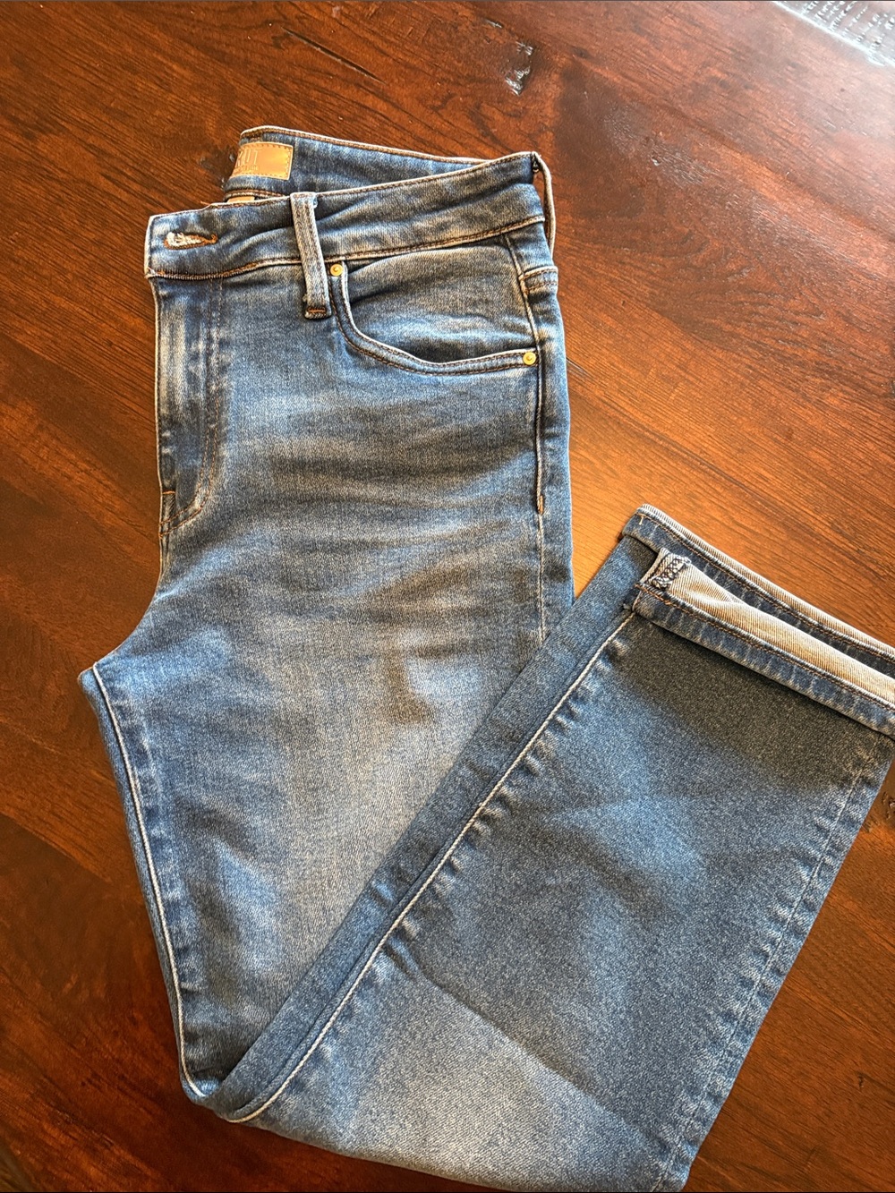 Kut from the Kloth Women's Catherine crop straight leg Jeans in Light Blue Wash